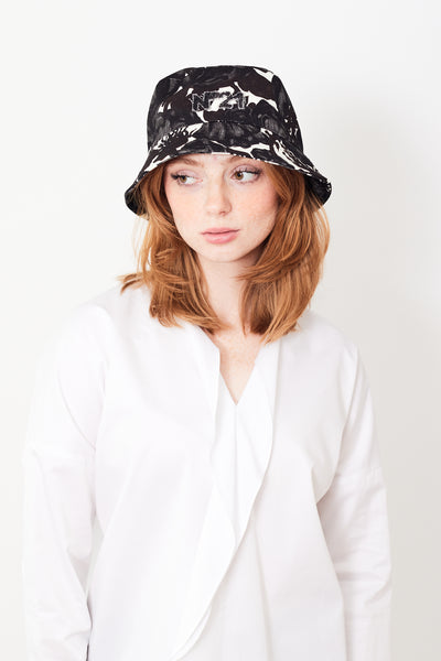 Waverly wearing N°21 Printed Bucket Hat