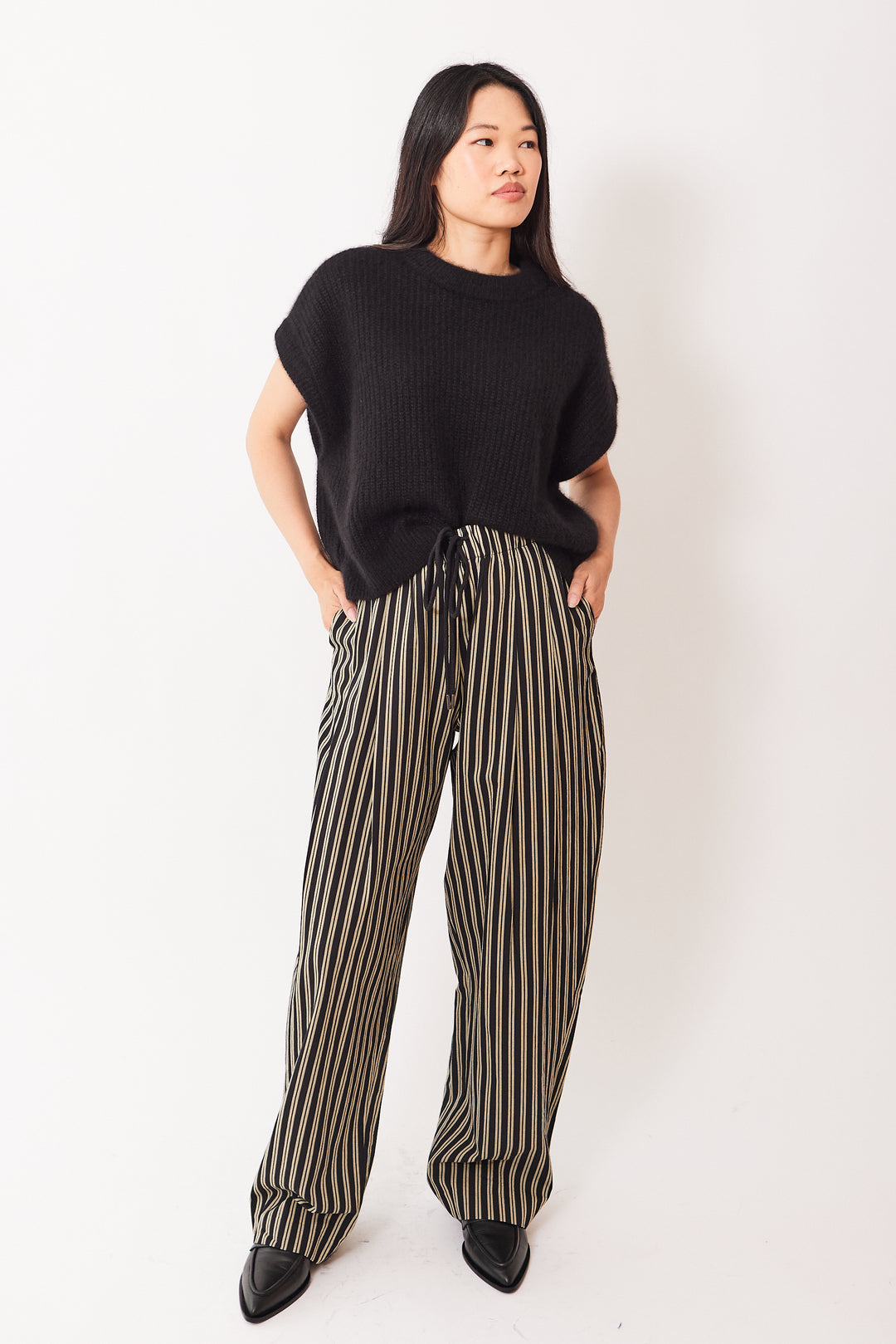 Madelyn wearing Apiece Apart Manu Drawstring Pant front view