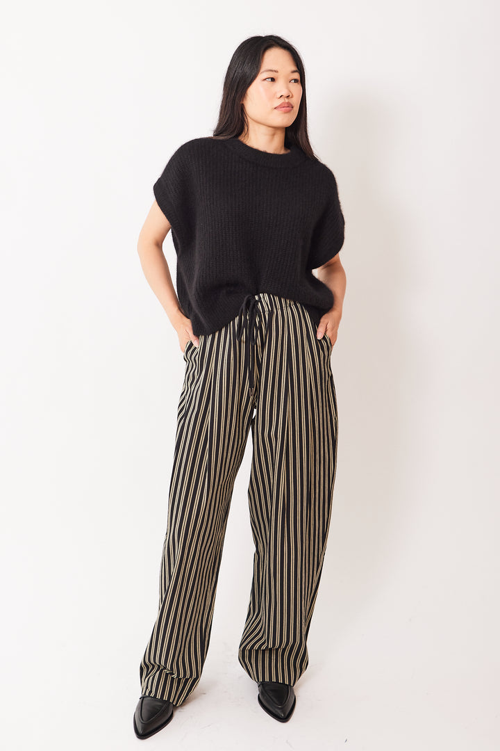 Madelyn wearing Apiece Apart Manu Drawstring Pant front view