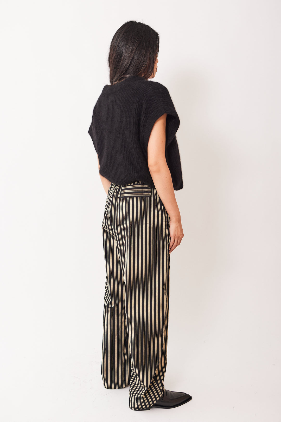Madelyn wearing Apiece Apart Manu Drawstring Pant rear view