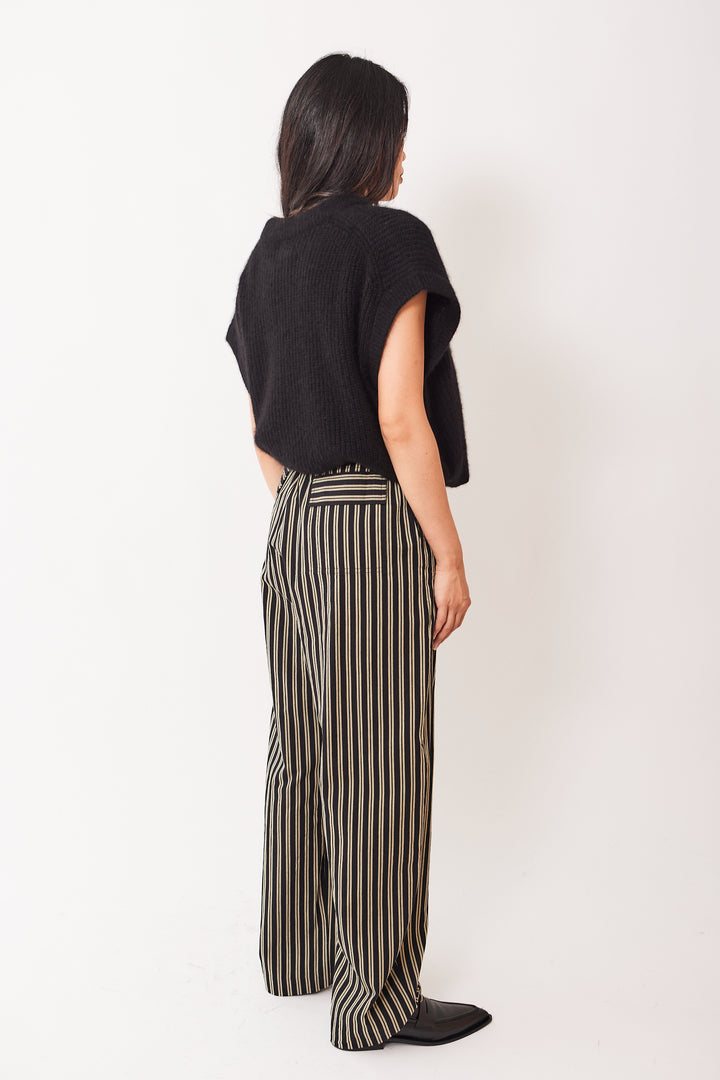 Madelyn wearing Apiece Apart Manu Drawstring Pant rear view