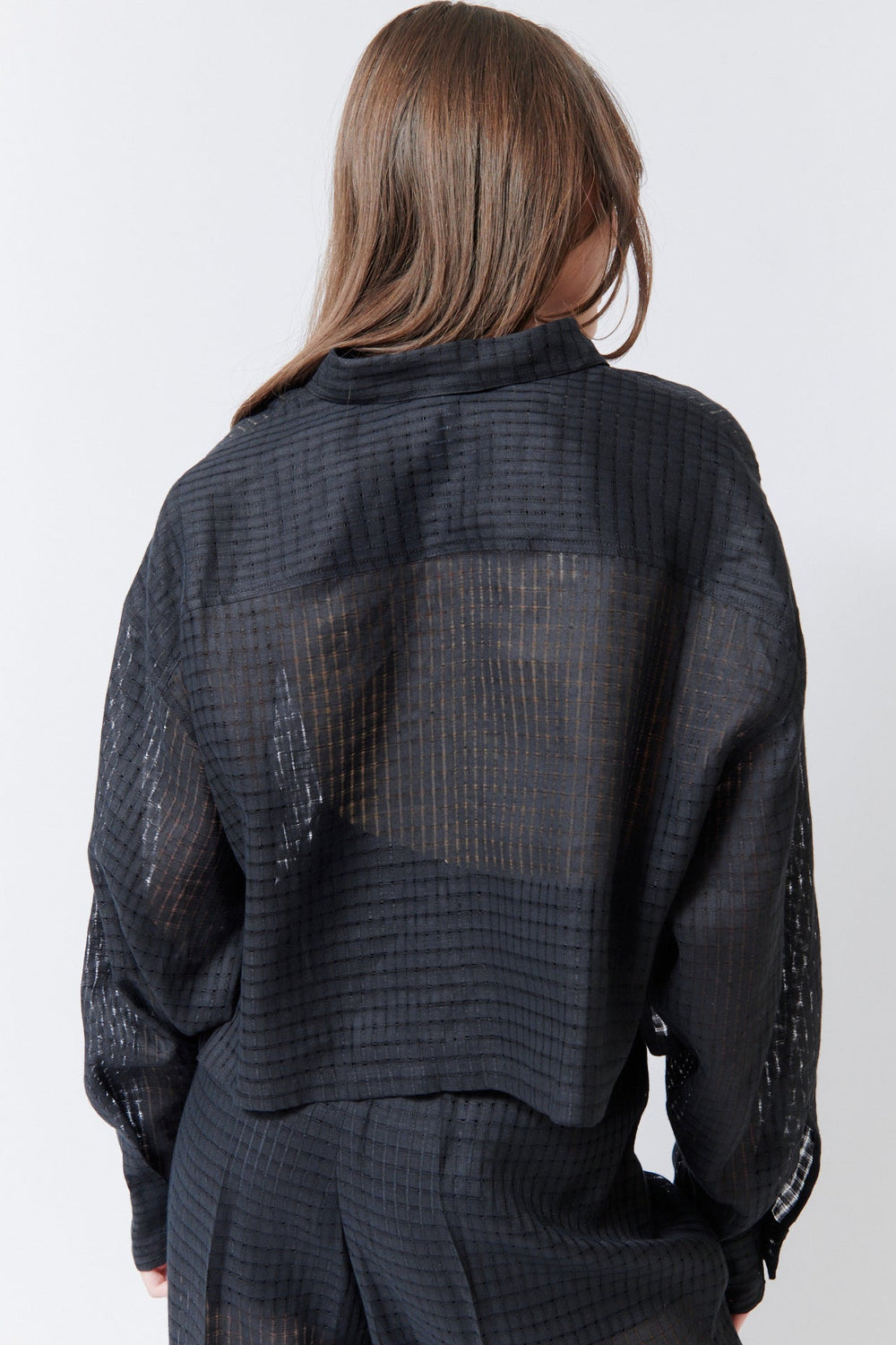 Angela wearing Mantu Lanisha Cropped Shirt rear view
