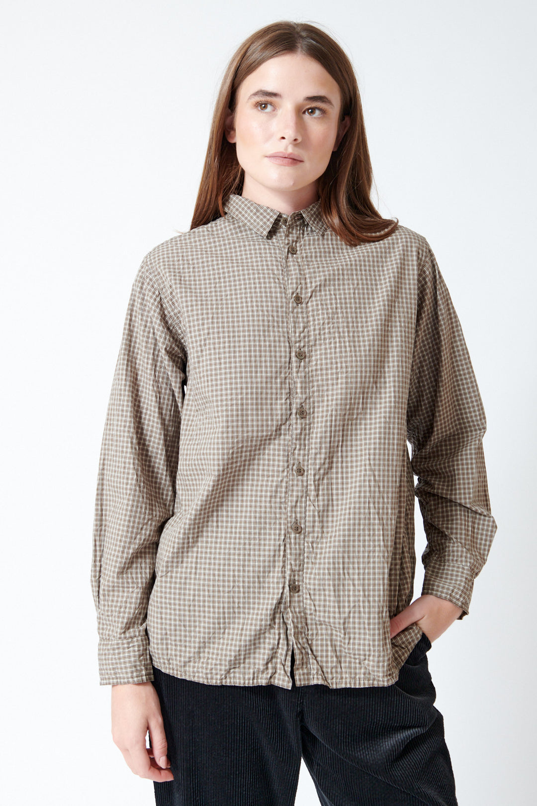 Julia wearing Pas de Calais Washed Organic Cotton Mini Checkered Shirt in Brown, front view.