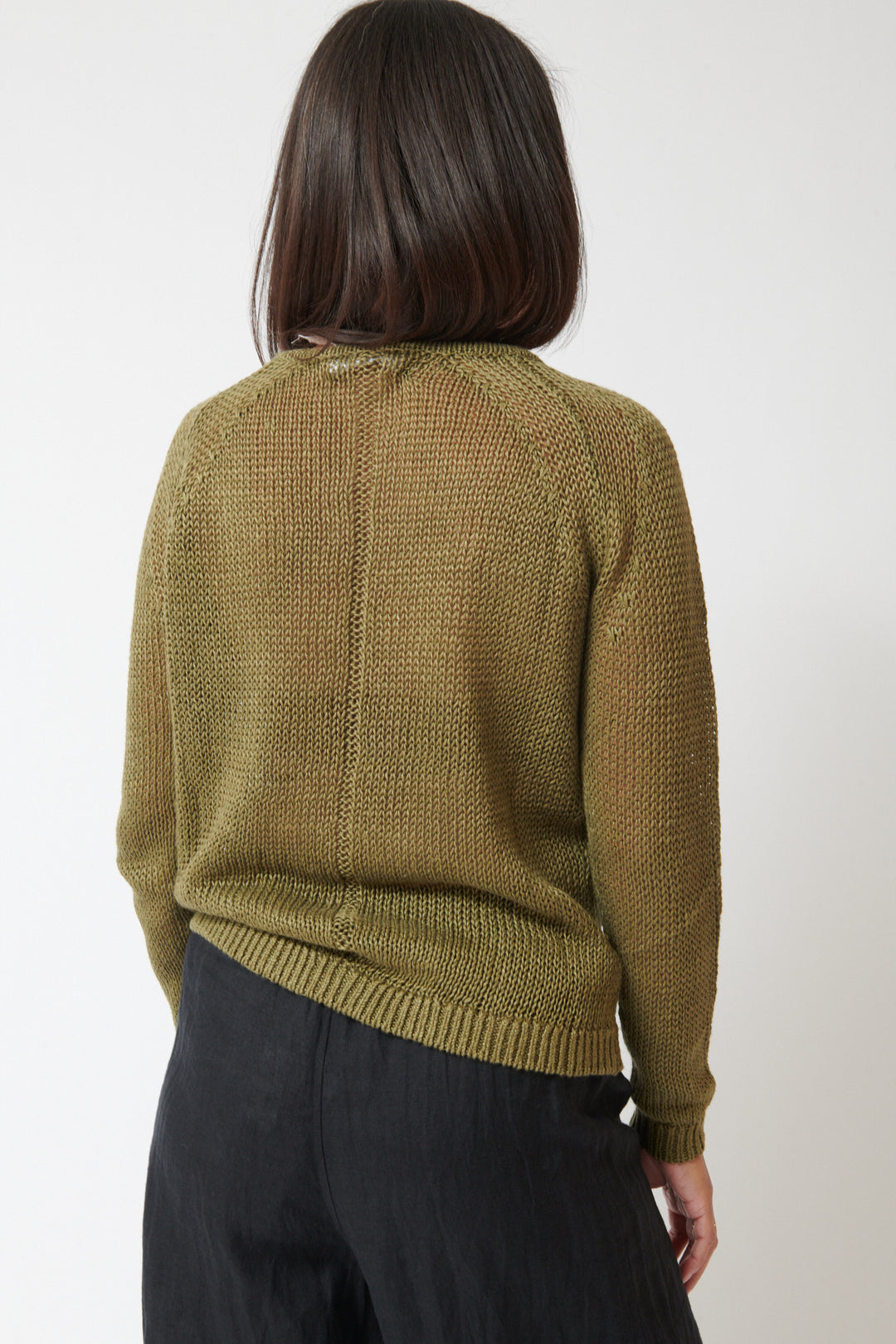 Amanda wearing Apiece Apart Nina Light Linen Pullover rear view