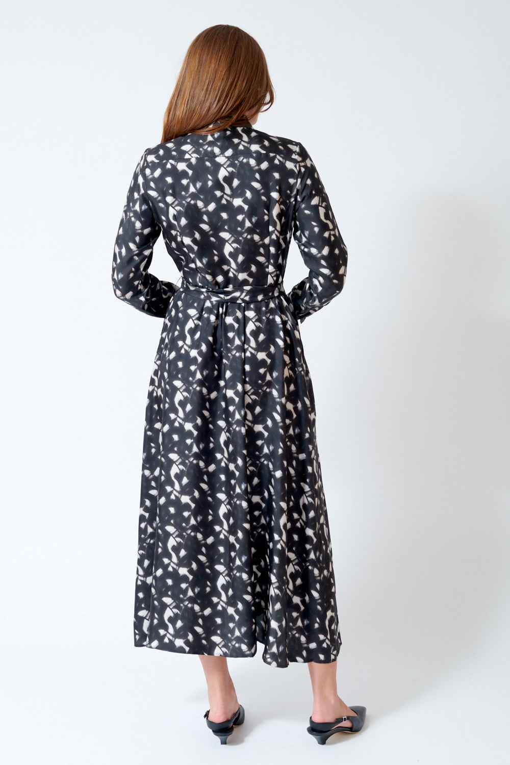 Julia wearing Rosso 35 Belted Button Down Silk Dress in Chalkboard, rear view.